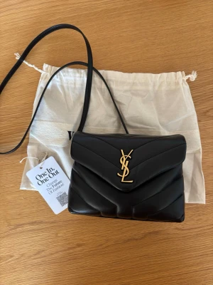 Saint Laurent väska  - Säljer nu min älskade ysl väska i toppen skick! Använd få tal gånger och kommer med dustbag och äkthetsintyg. Storlek- lou lou toy