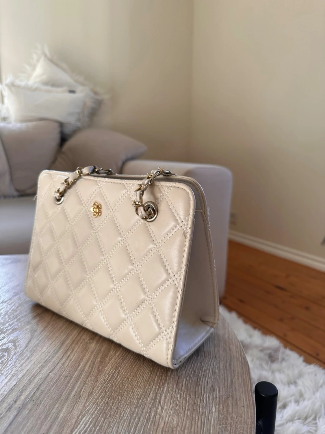 Beige quiltad handväska med kedja - 1