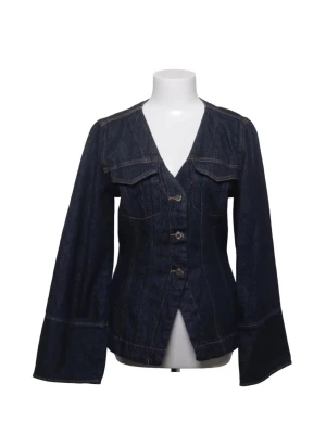 Mörkblå jeansjacka från Perfect Jeans - Snygg mörkblå jeansjacka från Perfect Jeans med utsvängda ärmar och markerad midja. Jackan har tre knappar framtill, två bröstfickor med lock och dekorativa sömmar. 