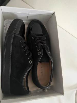 Lanvin  - Hej jag säljer dessa lanvin i storlek uk 8 vilket motsvarar ~42. Dessa är iprincip helt nya endast använda ett par gånger. Pris går att diskutera vid snabb affär!