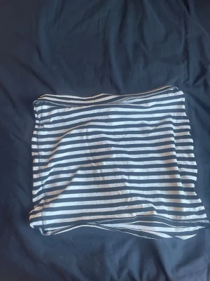 Randig kjol från H&M Divided - Kort, åtsittande kjol från H&M Divided i svartvitt randigt mönster. Tillverkad i mjuk bomull med stretch (96% bomull, 4% elastan) för en bekväm passform. Perfekt att matcha med en enkel topp eller hoodie. (klicka ej köp nu) kontakta gärna och Swish går ❤️