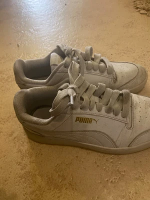 Puma skor strl 37 - Säljer puma skor strl 37 med sulor. De kan bli mycket renare om de tvättas. Säljer billigt för att vill bli av med de snabbt:)