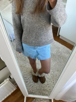 Ljusblå jeanskjol med rå kant - Superfin jeanskjol, omsydd själv så allting kan vara lite ojämt och stygnen osv💗