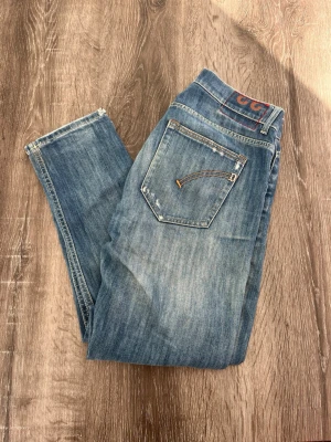 Dondup Riche jeans W33  - Säljer ett par Blåa Dondup Riche med slitingar| Skick:7/10| Storlek:W33| Pris:600|Modell:Brighton| vid frågor och funderingar är de bara och höra av sig ‼️