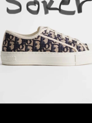 SÖKER!!! Dior Oblique låga sneakers -  Jag söker ett par  Dior Oblique sneakers i storlek 38, 38,5 eller 39 för ett rimligt pris ungefär 1000-2500 kr dom ska vara ganska nya och jag behöver kvitto för att säkra att dom är riktiga.