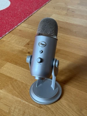 Blue Yeti - Blue bordsmikrofon med metallfinish och stabilt stativ. Funkar som den ska och är praktisk för inspelning eller streaming! Nypris: 1049 Kan levereras eller hämtas i Lund!