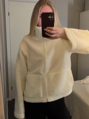 Vit teddyjacka - Mysig vit teddyjacka, perfekt för kyliga dagar och enkel att matcha med olika outfits. Säljer pga kommer ej till användning 💓