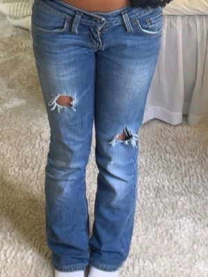 Snygga jeans  - Säljer dessa as snygga jeans eftersom dom tyvärr är för små på mig💓 jag har sprättat upp dom där nere men inte som är fult!😊