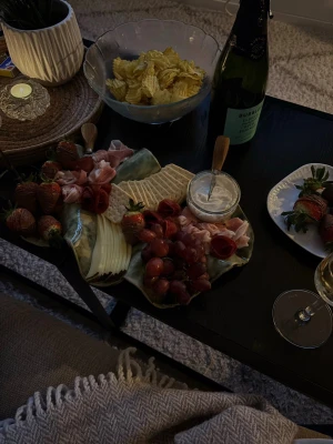 Grön Charkbricka - Säljer ett dekorativt serveringsfat i keramik som skiftar i olika gröna nyanser. Perfekt för att servera ost, kex, frukt eller snacks. Fatet har en unik form och glansig yta som gör det till ett snyggt inslag på bordet.