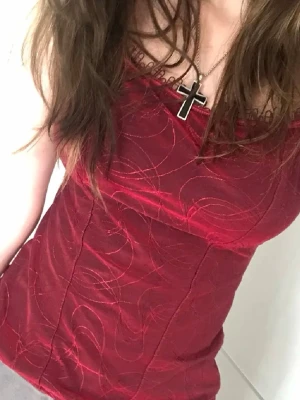 Rött linne  - Super fint rött linne, köpt second hand. Fint skick förutom att det har gått upp en tråd (sista bilden). Passar mellan XS-M