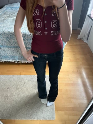 Mörkblå bootcut jeans från Weekday  - Säljer ett par mörkblå bootcut jeans av märket Cheap Monday med låg midja. De är i storlek W25/L34 och i mycket bra skick så de endast är använda ett par gånger.