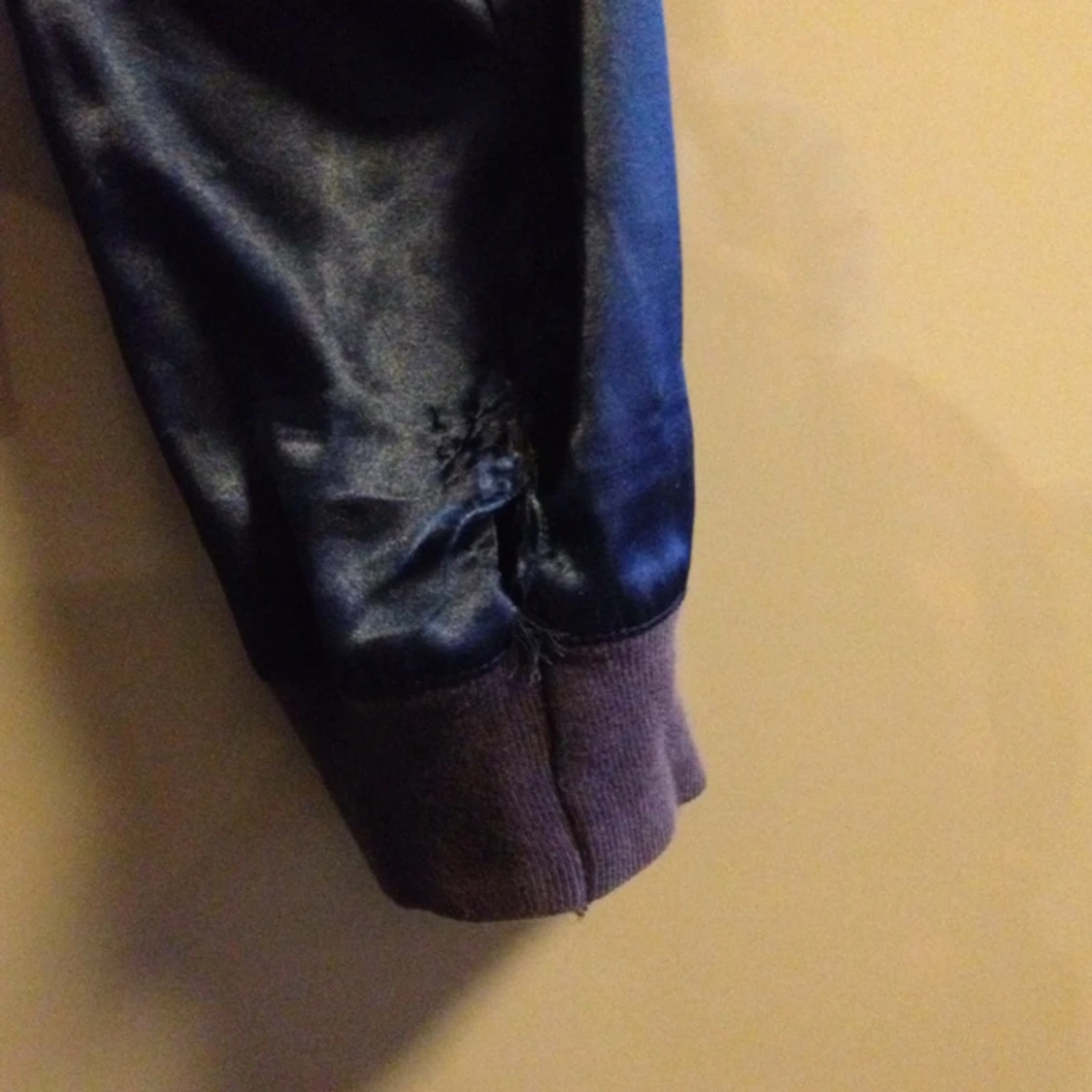 Silkes collage med ihopsydd ärm. Annars i god skick. - 1376897524