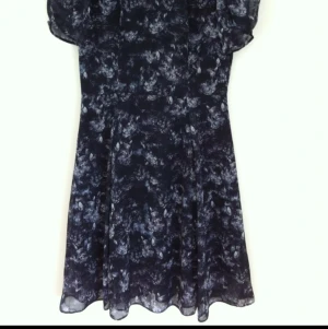 Svart klänning med djup skärning i ryggen och panter-mönster. Oanvänd. - Svart klänning med djup skärning i ryggen och panter-mönster. Oanvänd.