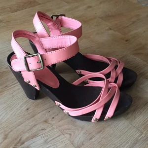  - Söta aprikos/ rosa färgade klackar i mycket fint skick! Perfekta till vår/ sommar! Kan fraktas eller mötas upp ✨