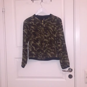  - Tunn jacka i grönt camomönster