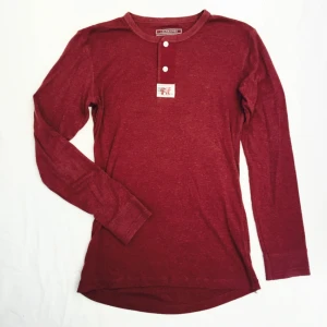  - Knappt använd jumper med knäppning, vinröd, skönt material, knappt använd!