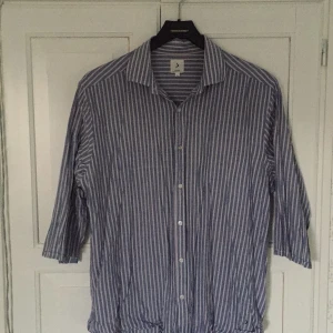  - Kortärmad randig sommarskjorta i tunt tyg från Boomerang. Hämtas i Stockholm. Tar gärna swishbetalning.