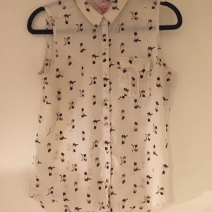  - Supersöt topp från det brittiska märket dolled up. Mönstret är gulliga siameser! Den är i jättebra skick. 
Storlek S. 

Har swish, frakt kostar 28kr, vi kan även mötas i Stockholm. 🐱🐱