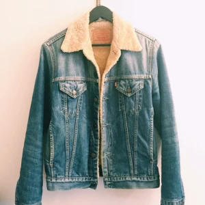  - Fin vintage fodrad jeansjacka från Levi's. Hängt i garderob senaste åren, därför får den gå. Väldigt fin, vill därför sälja till någon som kommer använda den mer :)