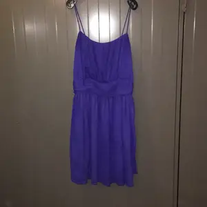 Så fin lila/blå klänning! 
Köparen betalar frakt eller upphämtning i Upplands-Bro :) 