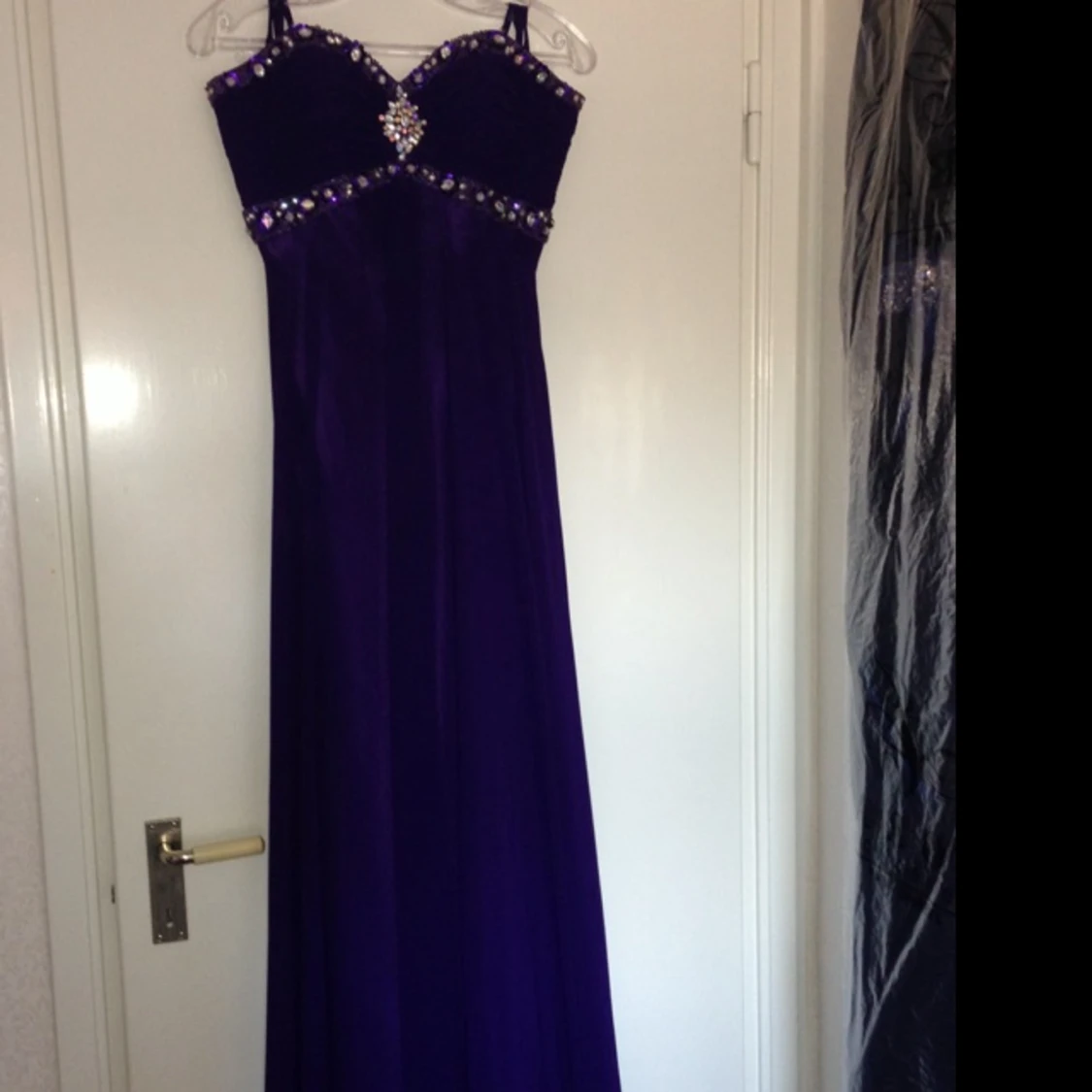 Lila lång klänning använd endast en gång , köpt för 3000 kr säljes gör 1300 kr 