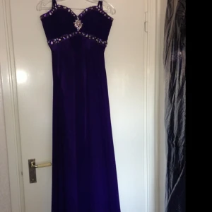 Lila lång klänning använd endast en gång , köpt för 3000 kr säljes gör 1300 kr  - Lila lång klänning använd endast en gång , köpt för 3000 kr säljes gör 1300 kr 