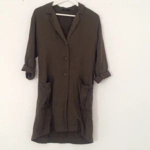  - Mörkgrön kavaj från Åhlens. Sparsamt använd. 