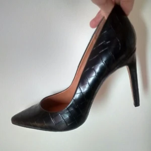  - Nya jätte fina klassiska klackar H&M, strl.41 (men liten i storleken). Skickas ej, kan mötas i stan.