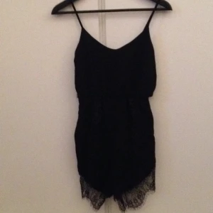  - svart jumpsuit, aldrig använd! 