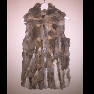  - Kanin päls väst i super bra skick ordinarie pris 2990:-