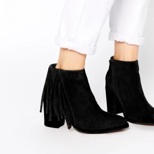  - Helt nya super snygga frans boots = aldrig använda. 

Jag har storlek 38 så funkar med sula i :)

Nypris: 675kr