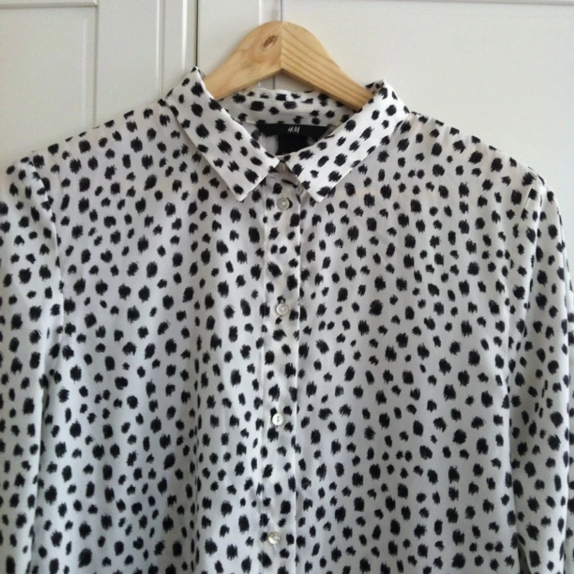 Vit skjorta med svarta prickar/ fläckar - 1380025799