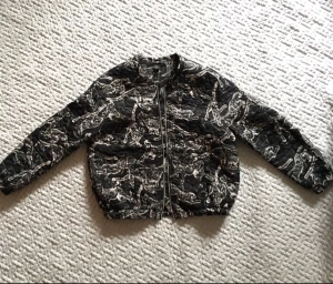  - Quiltad bomberjacka med leoparder på! Fickor i fram och stängs med dragkedja. Eftersom den är quiltad och har ett  tunt foder fungerar den bra som tunnare vårjacka. Lite liten för mig. 

Köparen betalar frakt, kan annars hämtas i Göteborg. 