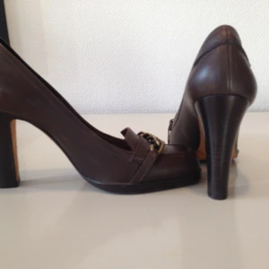  - Snygga skor inköpta i Paris.
Äkta läder och i gott skick.

Ordinarie pris 175 eur.

Frakt 50kr
