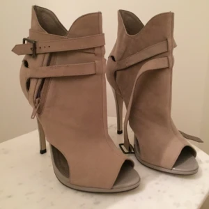  - Helt oanvända skor från Zara i mocka. 
Nypris 1200kr.
Jag bjuder på frakten.