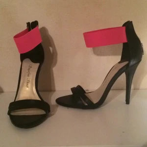  - Ursnygga klackar som tyvärr aldrig kommit till användning. Men förtjänar en eller fler utekvällar! 10 cm höga