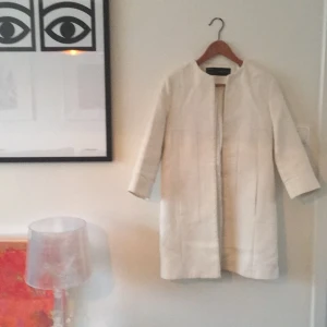  - Fin vit kappa från zara.


Köparen betalar eventuell frakt