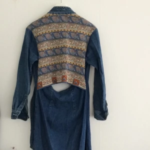  - Kappa/ asiatisk rock från Kenzo. Antagligen en riktig dyrgrip för den som är intresserad av att spara på plagg mer än använda dom. Jag har däremot använt den och både älskat o tröttnat på den. Observera reva på armen!