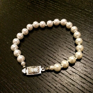  - Pärlarmband med söt detalj vid låset