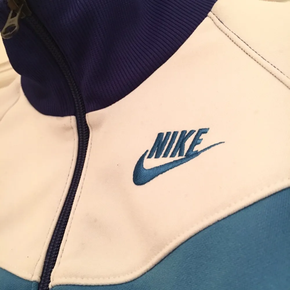 Kornblå retro ziptröja från Nike. . Hoodies.