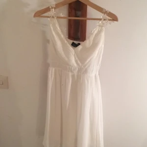  - Supersöt klänning från Nelly med fin passform och spetsdetaljer i storlek S. Använd endast 1 gång så den är som ny! Nypris 499 kr, säljer för 150 kr :) 