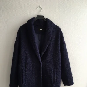  - Otroligt skön oversized jacka från BikBok. Är storlek XS men sitter luftigt och skönt på mig som är en S. Går till halva låret på mig (1.75). Finns en knapp i fram samt 2 rymliga fickor. 