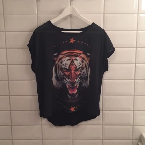  - Jag säljer min tigerT-shirt ifrån Carlings i storlek M då den knappt blivit använd. Den är i mycket bra skick, som ny. Jag tycker den är storleksenlig!