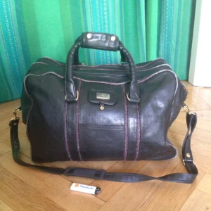  - Svart vintage bag i fakeskinn. Många olika fack. Kan mötas upp i sthlm eller skicka. Köparen betalar frakt. Swish, överföring eller cash går bra. 