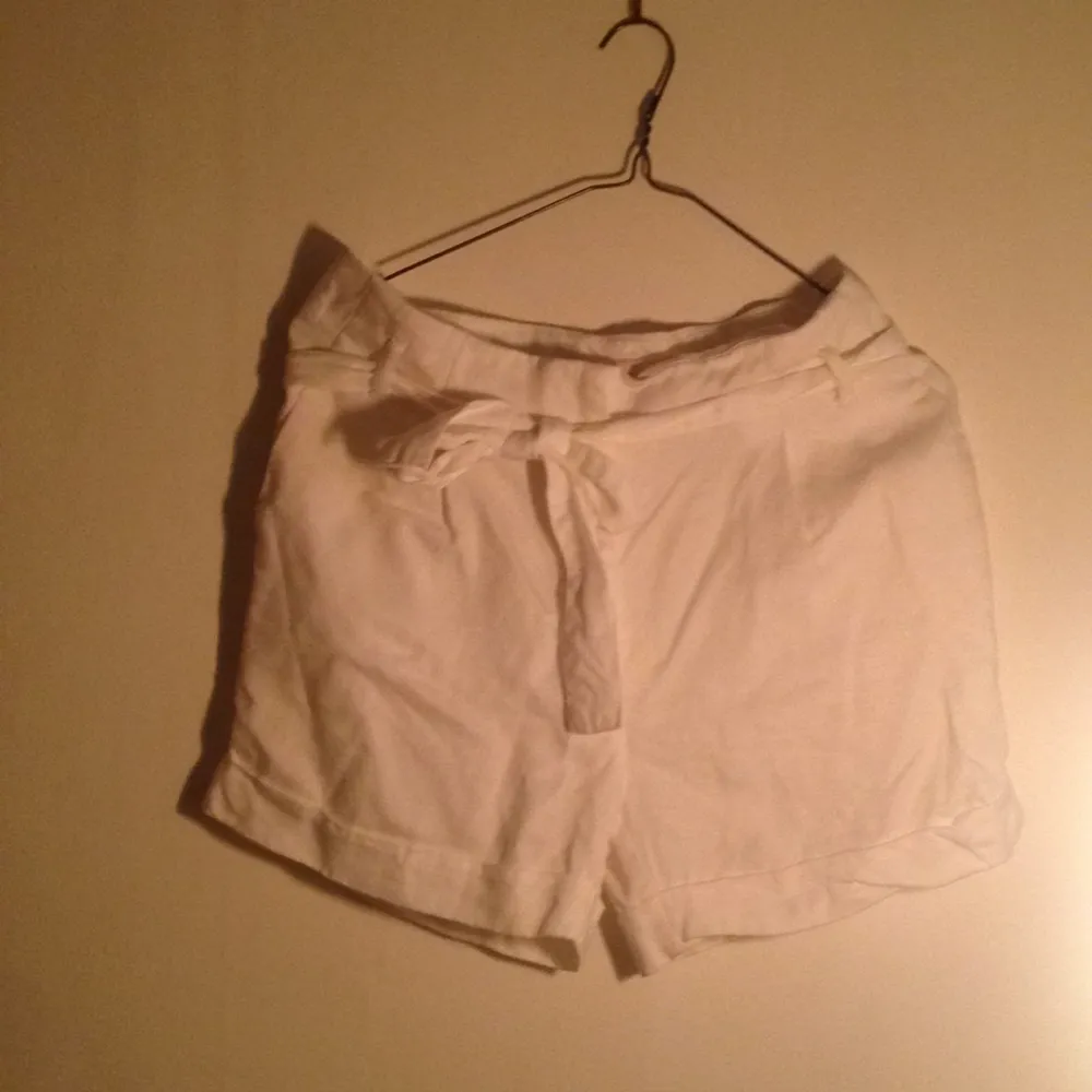Vita linne-shorts från h&ms conscious collection. Hög midja med rosett. . Shorts.