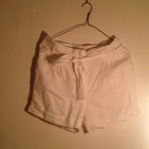  - Vita linne-shorts från h&ms conscious collection. Hög midja med rosett. 