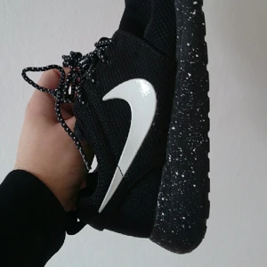  - Felköp, använda en gång, nyskick. Om du är tjej så tänk på att det är herrstorlek, EU 43 / US 9.5. Svarta med vita detaljer och limegrön innersula. 