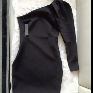  - Helt ny kortklänning från Zara, pris 400kr!