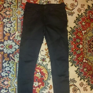  - Skinny jeans Weekday nyskick (använda en gång) säljes 200 kr 
storlek W26 L30 (xs-s)