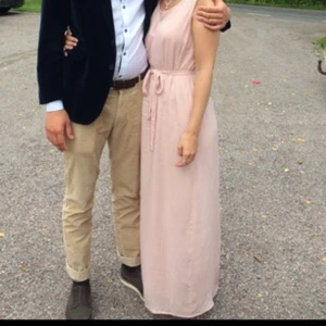  - Vacker långklänning i gammelrosa från märket Kaffe. Faller fint med eller utan band. Underkjol. Fint, skirt tyg.